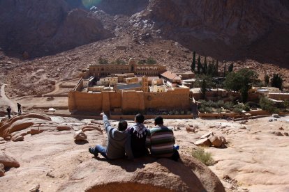 Tres hombres observan el monasterio de Santa Catalina, al pie del monte Sinaí, en Santa Catalina, provincia egipcia del Sur del Sinaí, el 27 de diciembre de 2014. El sitio es popular entre los visitantes de todo el mundo que vienen a ver el Monasterio de Santa Catalina, un Patrimonio de la Humanidad por la UNESCO que se dice que es donde Moisés recibió las tablas de piedra con los Diez Mandamientos. (/Ahmed Gomaa) (lmm)