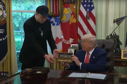 Donald Trump y Elon Musk - captura de pantalla YouTube
