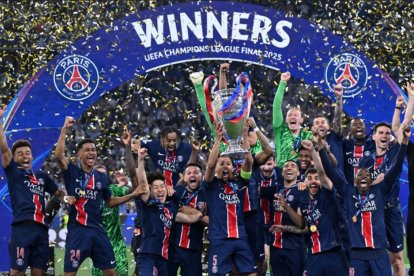 El París Saint-Germain celebra con el trofeo de la Liga de Campeones