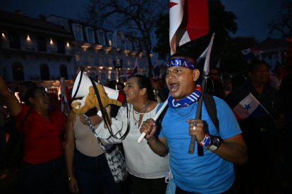 Panameños protestan por reformas del gobierno