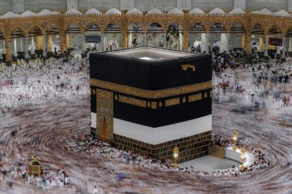 1 de junio de 2025, La Meca, Arabia Saudí: Musulmanes realizan las oraciones de la mañana en la Gran Mezquita durante la peregrinación anual del Hajj en la ciudad santa de La Meca, Arabia Saudí, 2 de junio de 2025).