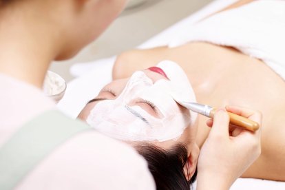 Una mujer se trata en un spa coreano