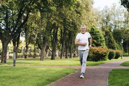 Un hombre realiza una caminata rápida para ayudar a regular la presión arterial