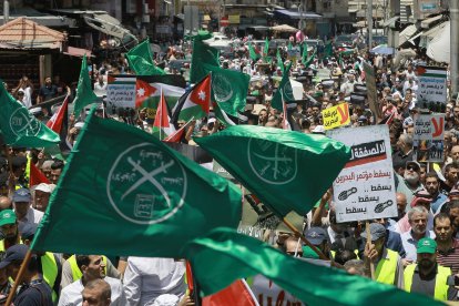 Banderas de la Hermandad Musulmana en una manifestación antiestadounidense en Jordania en 2019