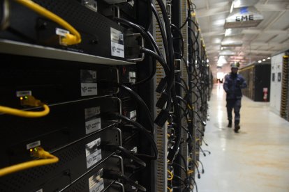 Un trabajador revisa los racks de minería de criptomonedas en una planta en Hernandarias, Paraguay