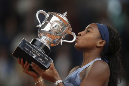 Coco Gauff celebra en Roland Garros tras derrotar a Aryna Sabalenka
