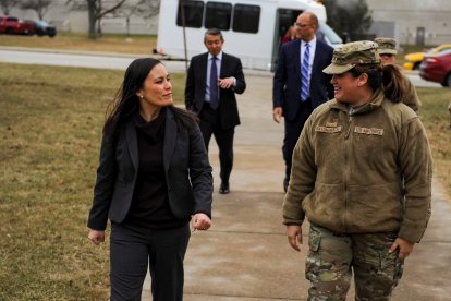 La Subsecretaria de las Fuerzas Aéreas, Gina Ortiz Jones, conversa con el Coronel Ariel Batungbacal, comandante del Centro Nacional de Inteligencia Aérea y Espacial, mientras se dirigen al interior del Centro en la Base Wright-Patterson de las Fuerzas Aéreas, Ohio, el 9 de enero de 2023. Durante su visita, Jones se reunió con algunos de los principales expertos en la materia del NASIC, recibió una serie de informes de inteligencia y visitó los laboratorios de explotación de material extranjero del Centro.