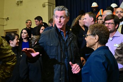 La alcaldesa de Los Ángeles, Karen Bass, se une al gobernador de California, Gavin Newsom, durante una rueda de prensa en la Willard Elementary School de Pasadena, California, el 23 de enero de 2025. Newsom firmará una ley por la que se destinarán 2.500 millones de dólares a apoyar los esfuerzos de respuesta y recuperación de Los Ángeles.