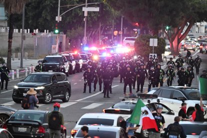 LAPD impone toque de queda en centro de Los Ángeles tras disturbios