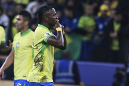 Vinicius Junior festeja su gol a Paraguay en la clasificatoria Sudamericana para el Mundial 2026
