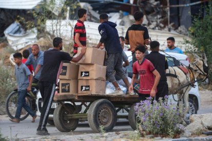 Personas transportan suministros de ayuda de la Fundación Humanitaria de Gaza (FGH)