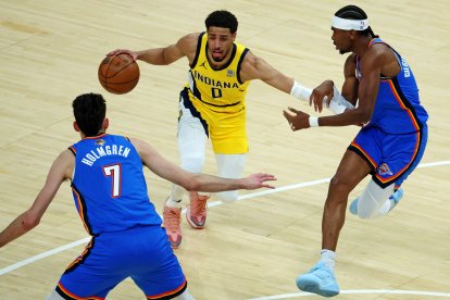 Haliburton (Pacers), frente a Holmgren y Gilgeous-Alexander (Thunder)