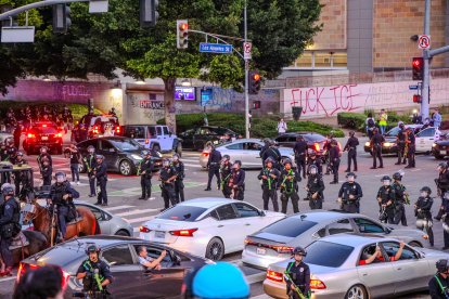 Las protestas contra ICE continúan el 10 de junio de 2025 en el centro de Los Ángeles, alrededor de los edificios federales donde ICE lleva a los presuntos inmigrantes ilegales para ser detenidos.