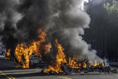 Autos quemados en las protestas anti-ICE en Los Angeles