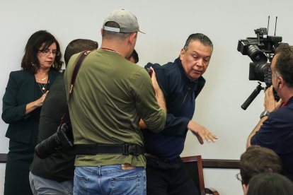 El senador estadounidense Alex Padilla, demócrata por California, es retirado de la sala tras interrumpir una rueda de prensa con la secretaria del Departamento de Seguridad Nacional, Kristi Noem, en el Wilshire Federal Building de Los Ángeles el 12 de junio de 2025.