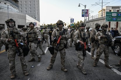 Agentes de cuerpos de protección estadounidense custodian los edificios federales