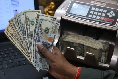 Una máquina de conteo de divisas, con dólares