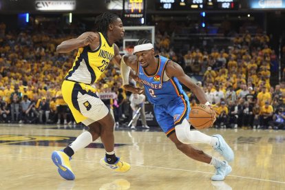 Gilgeous-Alexander, de los Thunder, avanza frente a un rival