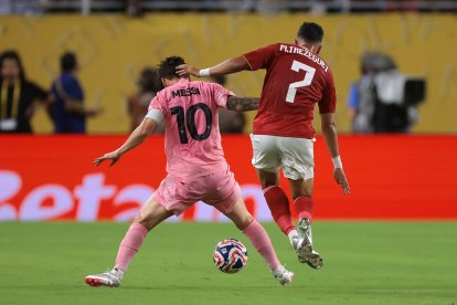 Lionel Messi y Trezeguet en el arranque del Mundial de Clubes