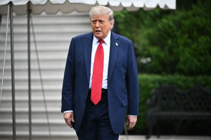 Trump saliendo de la Casa Blanca/ Mandel Ngan