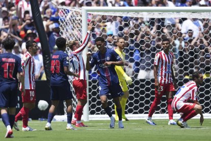 Senny Mayulu, del Paris Saint-Germain, celebra tras marcar el tercer gol de su equipo durante el partido de fútbol del grupo B del Mundial de Clubes entre el PSG y el Atlético de Madrid en Pasadena, California, el domingo 15 de junio de 2025.