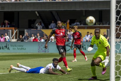 Patrick Agyemang observa la dirección de su pelota tras rematar ante Trinidad y Tobago en la Copa Oro.