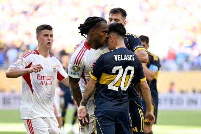 Alan Velasco, de Boca, se enfranta al jugador de Benfica Renato Sanches