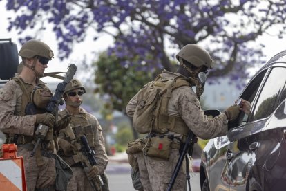 Marines protegen un edificio federal en Los Ángeles