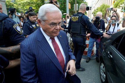 Bob Menendez, a la entrada de un tribunal. Imagen de archivo