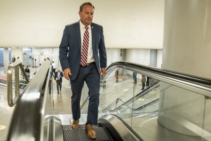 El senador republicano Mike Lee sube las escaleras mecánicas hasta el hemiciclo del Senado para votar en el edificio del Capitolio de Estados Unidos en Washington, DC, el miércoles 5 de enero de 2022