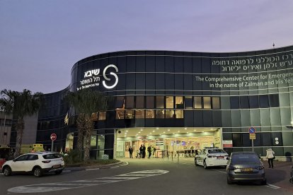 Esta imagen muestra una vista general del Centro Médico Sheba, dentro del Hospital Tel Hashomer, en Ramat Gan, a las afueras de Tel Aviv, el 12 de febrero de 2024, donde, según se informa, están siendo atendidos dos rehenes rescatados de Rafah, en el sur de la Franja de Gaza, durante una operación de las fuerzas de seguridad israelíes. Israel anunció el 12 de febrero el rescate de dos rehenes en la ciudad de Rafah, en el sur de Gaza, donde el Ministerio de Salud, dirigido por Hamás, afirmó que "alrededor de 100" palestinos, entre ellos niños, murieron en intensos ataques aéreos durante la noche.