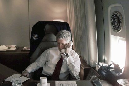 El entonces presidente Bill Clinton habla por teléfono desde la oficina del Air Force One