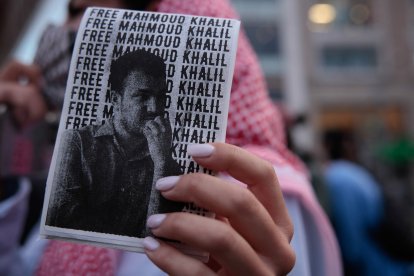 Un manifestante pide la liberación de Mahmoud Khalil