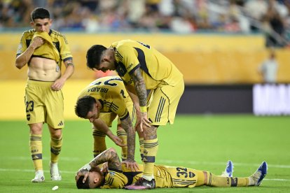 Los jugadores de Boca Juniors se lamentan tras el gol de Olise