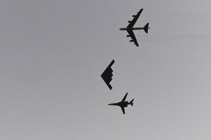 Imagen de archivo de bombarderos B-52H Stratofortress, B-2 Spirit y B-1B Lancer