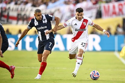 El defensa del CA River Plate Marcos Acuña y el delantero del CF Monterrey Germán Berterame