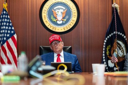 Donald Trump en la Sala de Crisis de la Casa Blanca