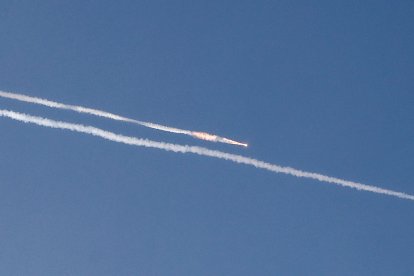 Se observan estelas de cohetes en el cielo sobre la ciudad costera israelí de Netanya