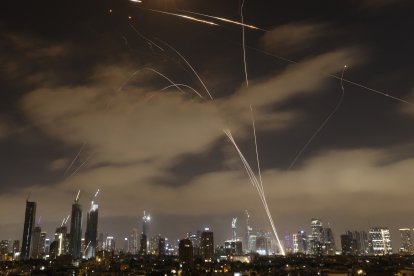Sistemas de defensa aérea israelíes interceptan misiles iraníes sobre la ciudad israelí de Tel Aviv a primera hora del 15 de junio de 2025. En Jerusalén y Tel Aviv sonaron sirenas antiaéreas y estampidos a primera hora del 15 de junio, según periodistas de la AFP, mientras Israel e Irán intercambiaban disparos por tercer día consecutivo.