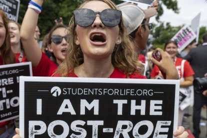 Manifestantes se reúnen frente al Tribunal Supremo de Estados Unidos en Washington, DC, el viernes 24 de junio de 2022.