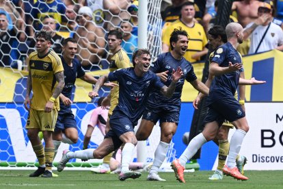 El defensor Christian Gray, un profesor de primaria, celebra su gol ante Boca Juniors