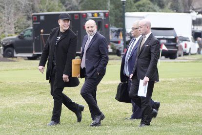 Elon Musk, Howard Lutnick, Steven Cheung y Stephen Miller walk