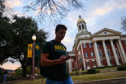 Un estudiante camina por el campus de la Universidad de Baylor en Waco, Texas.