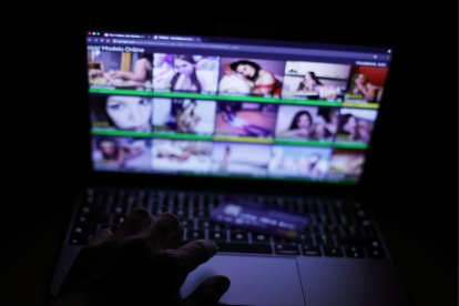 Una laptop mostrando porno en su pantalla