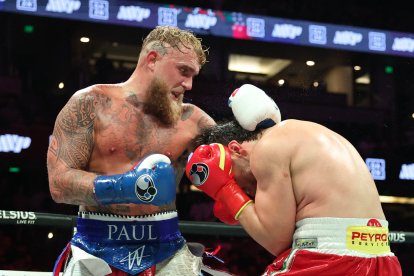 El estadounidense Jake Paul y el mexicano Julio Cesar Chavez Jr. pelean sobre un ring de California