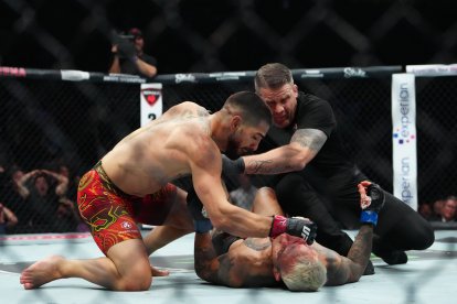 Ilia Topuria contra el brasileño Charles Oliveira durante el UFC 317 en el T-Mobile Arena