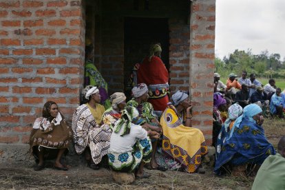 Mujeres sentadas en una casa de Tanzania (Imagen de archivo)