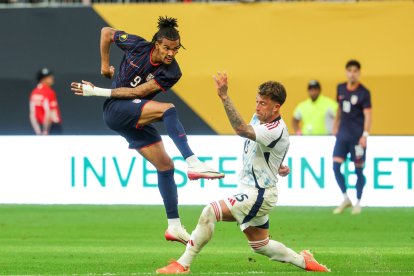 29 de junio de 2025: El delantero de Estados Unidos Damion Downs (9) patea el balón durante un partido de fútbol de cuartos de final de la Copa Oro de la CONCACAF entre Estados Unidos y Costa Rica en el US Bank Stadium en Minneapolis, MN. Steven García-CSM.