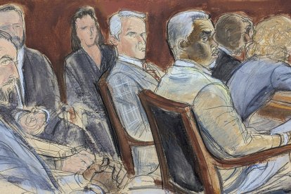 Sean "Diddy" Combs en la sala judicial, escuchando al jurado junto a su equipo de defensa