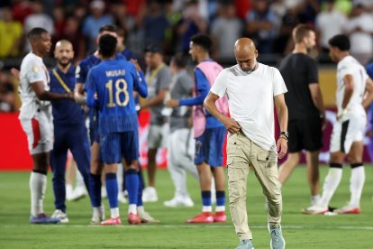 Pep Guardiola, entrenador del Manchester City, mira abatido el pitido final durante el partido Manchester City vs Al Hilal de la Copa Mundial de Clubes de la FIFA en el Camping World Stadium, Orlando.